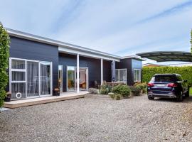 Wine Country Bach, hotel in Martinborough 