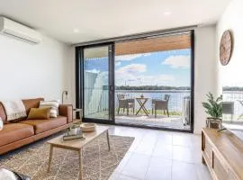 Elegant Bay Side 1-Bed Apartment with Views