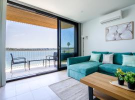 Stunning 1-Bed Bayside Apartment with Superb Views, Hotel in Batemans Bay