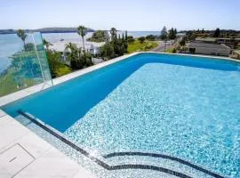 Glorious 2-Bed with Waterside Balcony Views