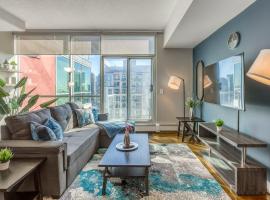 Cozy 2BR Condo with King Bed and City Views, ξενοδοχείο στο Κάλγκαρι