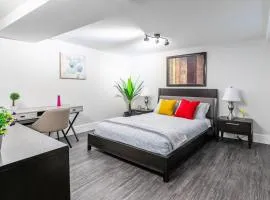 2BR Apartment - Steps To Downtown