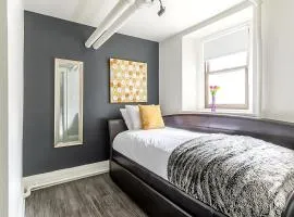 Modern 2BR Condo - Centrally Located Downtown