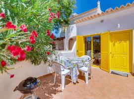 Side Villas - 1bdr Retreat with BBQ & Patio, hotel v destinaci Quarteira