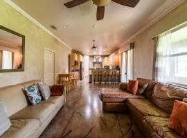 Chic Renovated Oasis- Disney & Universal Nearby home, hotel en Palm Bay