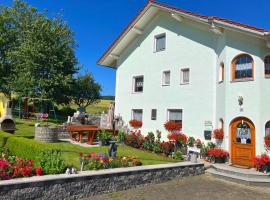 Ferienwohnung Haus Elfriede, hotel v destinaci Neukirchen beim Heiligen Blut