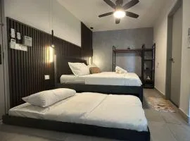 NEAR SUBANG AIRPORT Dk Impian Studio 1-3 pax