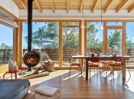 Casa nórdica en el bosque con vistas al mar