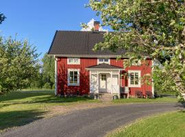 Holiday Home Hestra With Fireplace 05, luksushotelli kohteessa Valdshult