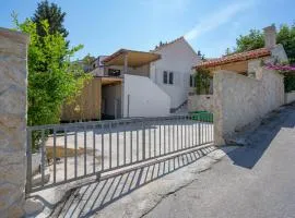 Pet Friendly Apartment In Rogoznica