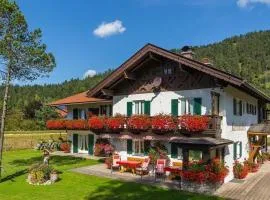 Gästehaus Karwendelblick - FerienwohnungParterre
