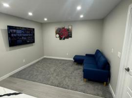 Cozy 1 bedroom basement apartment, hotel i Airdrie