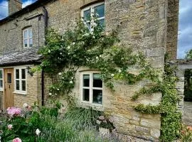 Pretty Cotswold Cottage with garden near Bibury
