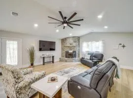 Walk to Lake, Parks and Dining Eufala Family Home!