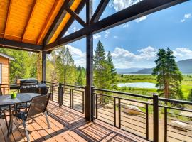 2 Mi to Lake Stunning Twin Lakes Home with Deck, hotel en Twin Lakes