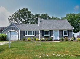 3 Min Walk to Beach Large Fenced Yard, hotel a Yarmouth