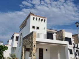 Hermosa Casa familiar azul marino 1، فندق في La Florida