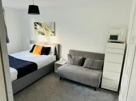 Homely 2Bed Flat 1 minute from Tram Stations
