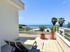 La Laguna Rooftop Apartment 50 m from the beach, hotel v destinaci Masline