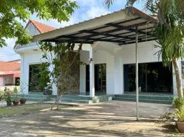 2-bed house near beach w/ aircon