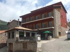 Hostal Alt Llobregat, guest house di Castellar de NʼHug