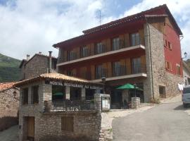 Hostal Alt Llobregat, hotel v destinaci Castellar de NʼHug
