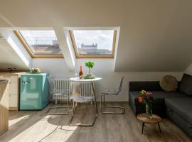 Queen Flat in Old Town with Castle view