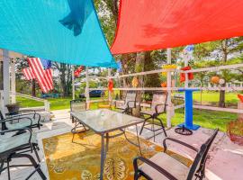 Cozy Cottage with Deck, 9 Mi to Downtown Beaufort!, hotel v destinaci Beaufort
