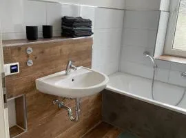 Exklusives Work and Stay Apartment Nähe Olpe, Attendorn und Finnentrop 3 Schlafzimmer , Küche, Bad und Wohnzimmer