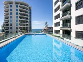 Superb Elevated Views of Harbour with Heated Pool, Gym & Parking