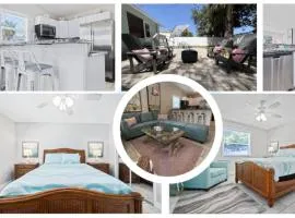 Beachy 2/1 Condo, One Block Downtown Palm Harbor!