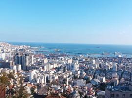 Alger avec vue imprenable sur la Baie d'Alger Piscine Balcon Terrasse, hotel in El Mouradia