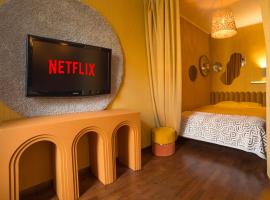 Midcentury modern, quiet, 40m studio with bath，里加的自炊式住宿