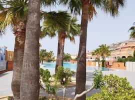 Zonnig appartement met zwembad, hotel v destinaci Benitachell