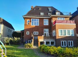 WG-Zimmer in Villendachgeschoß nahe am Bahnhof, parque de campismo em Heide