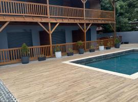 Logement avec piscine a 50 metre de la mer, hotel in Cayenne