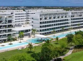 Spectacular ground floor with direct access to the infinity pool and views of the golf course-G115 Star
