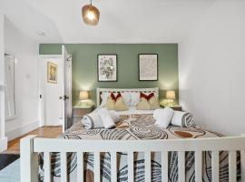 2-Bedroom Stylish & Gorgeous, Cosy Westgate Cottage Retreat, Central Winchester, Free On-Street Parking Permit, with Garden, Close to Cathedral - Sleeps 6, Pets are Welcome - by Blue Puffin Stays, hotel en Winchester