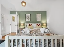 2-Bedroom Stylish & Gorgeous, Cosy Westgate Cottage Retreat, Central Winchester, Free On-Street Parking Permit, with Garden, Close to Cathedral - Sleeps 6, Pets are Welcome - by Blue Puffin Stays