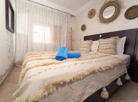 Waves Hunter Surf House, bed and breakfast v destinaci Agadir