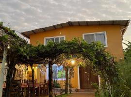 Casa y Restaurante- Pizzeria La Pergola, casa rústica em Tonsupa