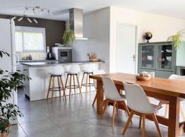 Tranquiloue - Maison moderne - Proche PuyduFou, hotel in Mesnard-la-Barotière