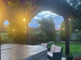 The Loft at Rock Cottage with hot tub