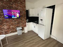 Suli House-Families and Couples only- 3 minutes' walk to the seafront, hotel v destinaci Blackpool