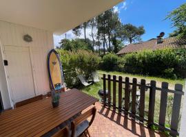 Appartement avec chambre, terrasse et jardinet proche plage, forêt pins, piste cyclable, lac, hotel v destinaci Mimizan