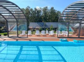 Domki Zalesie，位于雅罗斯瓦维茨的酒店