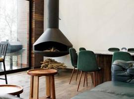 Lujosa casa en el Bosque cerca de la ciudad، فندق في سان كريستوبال دي لاس كازاس