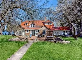 Antique Lake Front Getaway- The Lake House