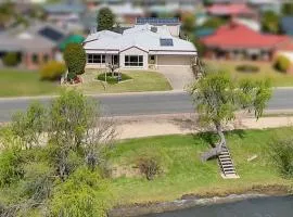 Lakefront Beauty ! Pet friendly