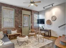 Hidden-Gem 2B Towhhouse in Springfield Close to DT and Stadium!